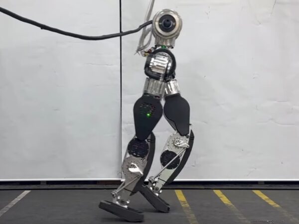 Технології - Робот з Південної Кореї виконав "місячну ходу" на відео