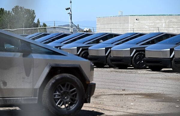 Авто новини - Tesla прибрала найдешевшу версію Cybertruck з продажу