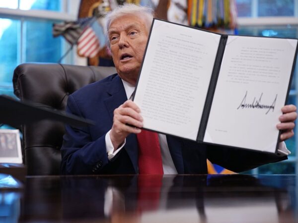 Новини бізнесу - Трамп оголосив нові мита на імпорт ліків, вантажівок і меблів