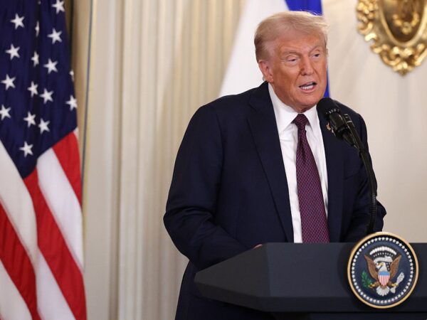 Новини бізнесу - Трамп запровадив нові мита на деревину та меблі