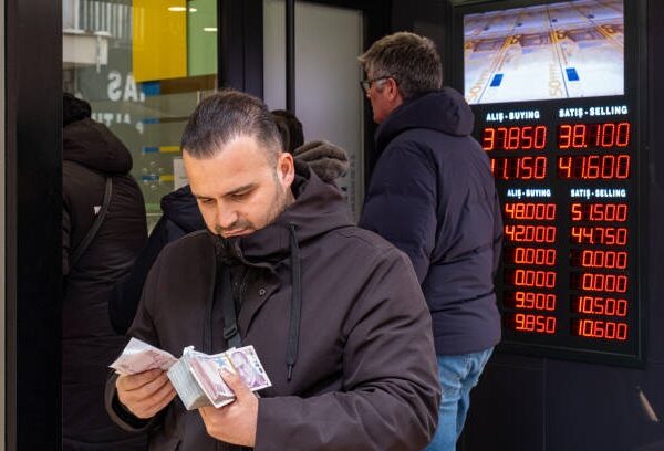 Новини України - Турецька ліра вперше в історії стала дешевшою за українську гривню