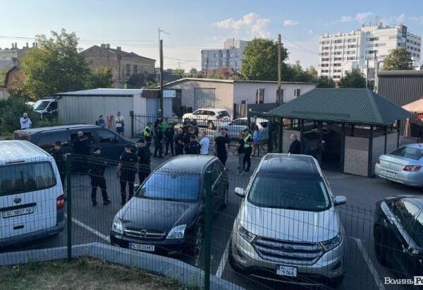 Новини України - У Луцьку натовп пошкодив автомобіль ТЦК