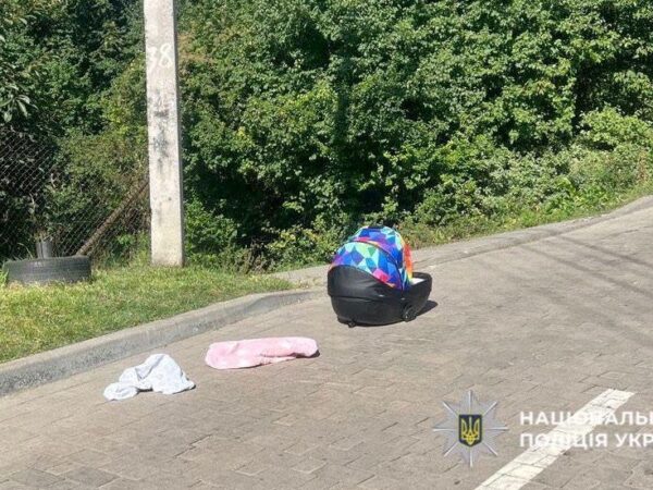Новини України - У Львові чоловік поставив люльку з немовлям на дах авто і поїхав
