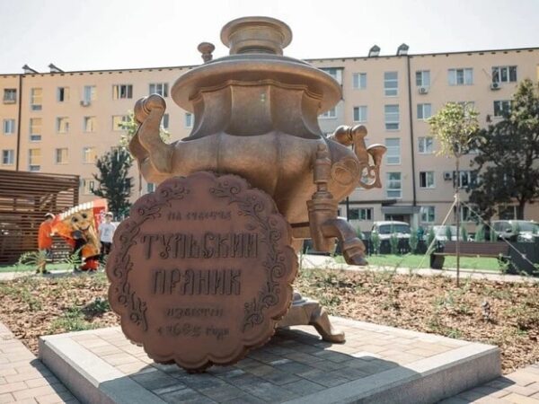 Новини політики - У Маріуполі РФ організувала Тульський проспект із самоваром