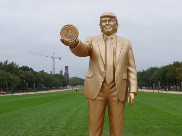 Новини світу - У Вашингтоні встановили "золоту" статую Трампа