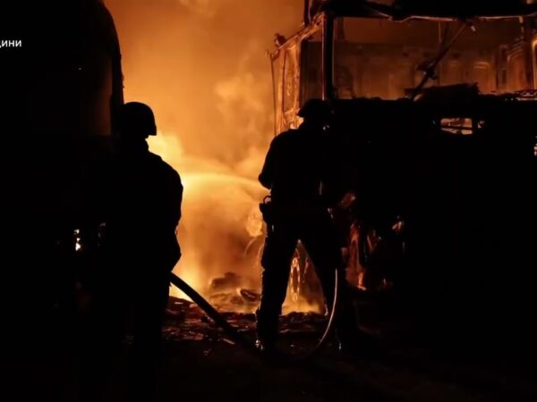 Суми: внаслідок атаки російськими БпЛА зафіксовано влучання по автомобільній стоянці