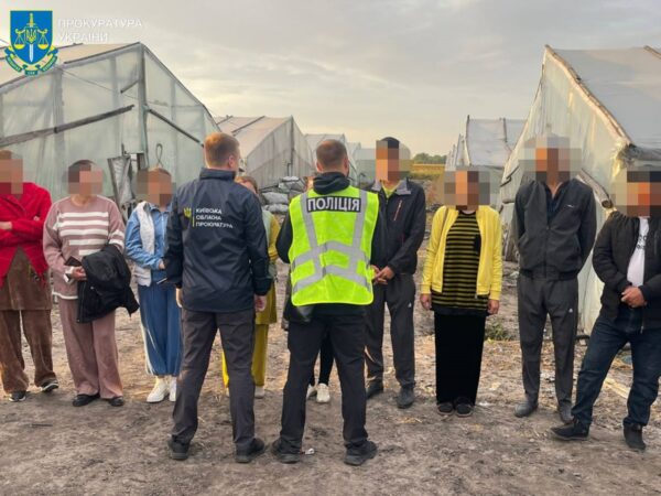 Новини Києва - Вербували й експлуатували узбеків: під Києвом виявили ферму з рабами