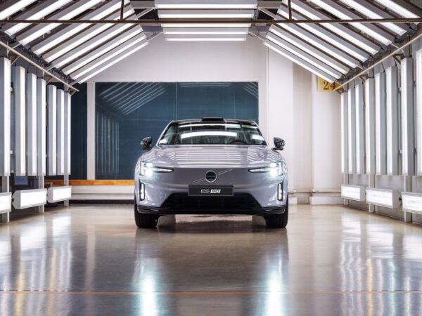 Авто новини - Volvo розпочала виробництво ES90