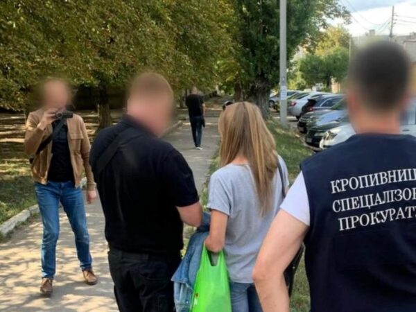 Новини України - Затримано секретаря ВЛК, що взялася за $2000 "вирішити" питання мобілізації