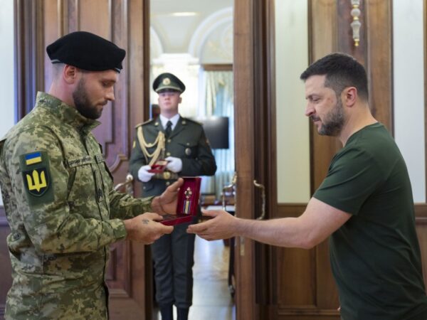 Новини України - Зеленський привітав та нагородив воїнів-танкістів