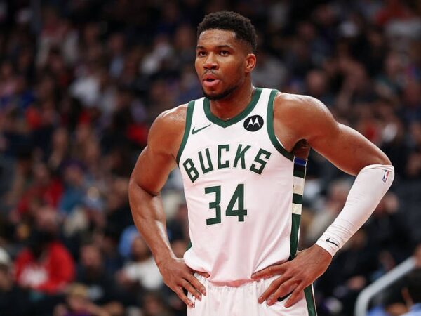 Новини спорту - Адетокумбо з результатами перших двох ігор сезону ввійшов в історію НБА