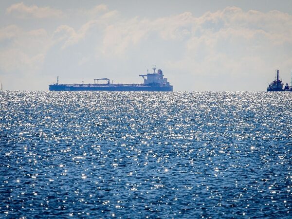 Новини світу - Другий танкер із нафтою РФ застряг у морі після санкцій США