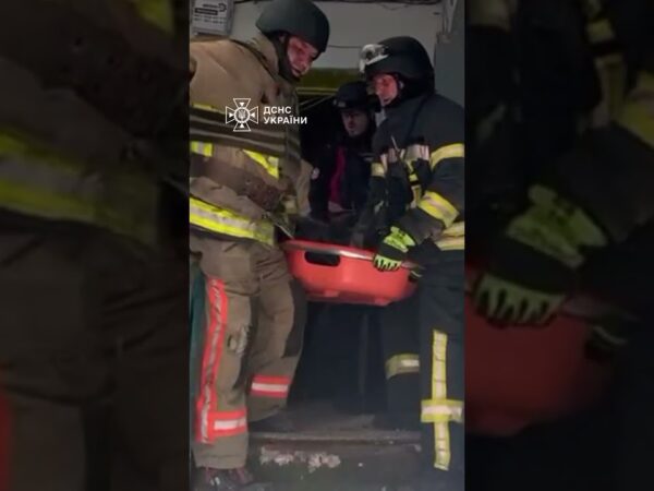 Кадри з деблокування з-під завалів тіло літнього чоловіка з будинок у Запоріжжі