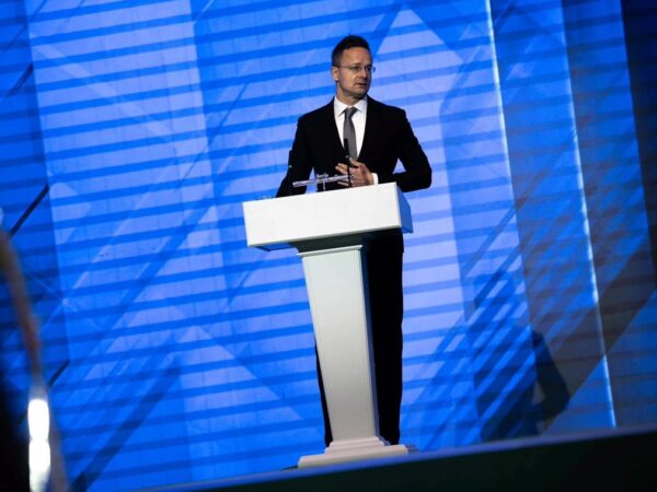 Новини світу - Голова МЗС Угорщини зробив заяву російською мовою