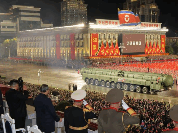 Новини світу - Кім Чен Ин продемонстрував нову міжконтинентальну ракету