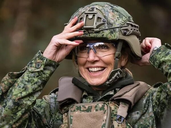 Новини культури - Королева Нідерландів Максима пройшла військові навчання