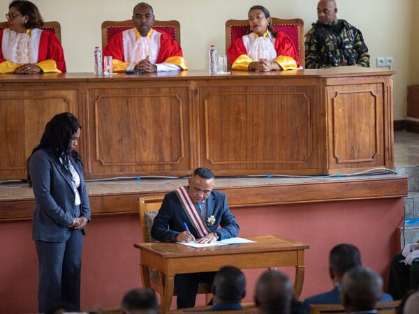 Новини світу - Лідер перевороту на Мадагаскарі склав присягу президента