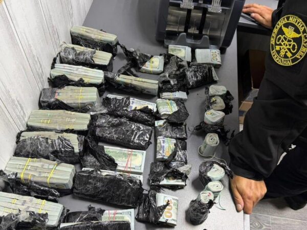 Новини України - На кордоні знайшли майже $1 млн під капотом авто