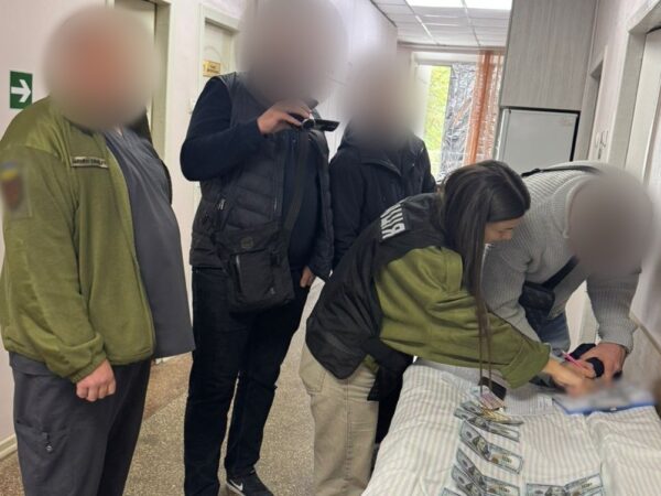 Новини України - На Одещині військового медика спіймали на хабарі
