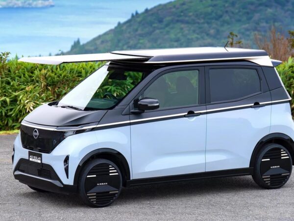 Авто новини - Nissan встановить сонячні батареї на даху електромобілів