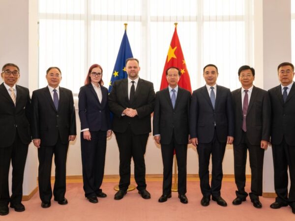 Новини світу - Перша за сім років зустріч ЄС і Китаю закінчилася суперечкою через Україну