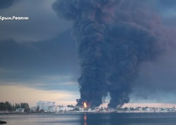 Новини України - Пожежа на нафтобазі у Феодосії: дим розтягнувся на 12 км