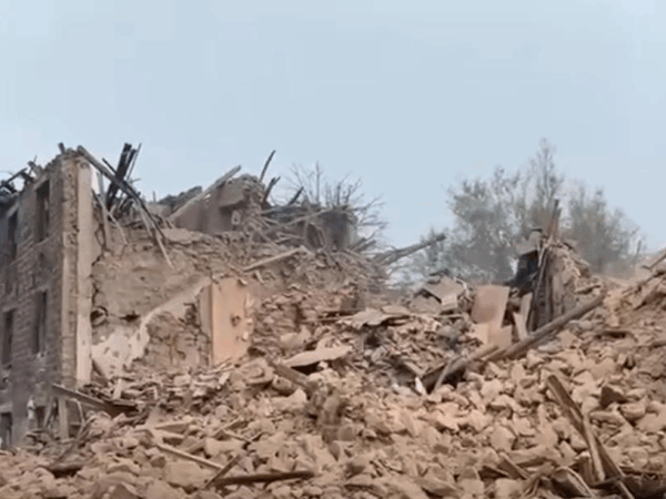 Новини України - Росіяни скинули бомбу на багатоповерхівку у Костянтинівці