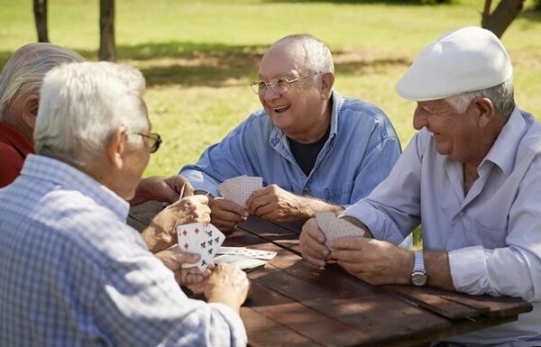 Новини світу - Середня тривалість життя у світі вийшла на доковідний рівень