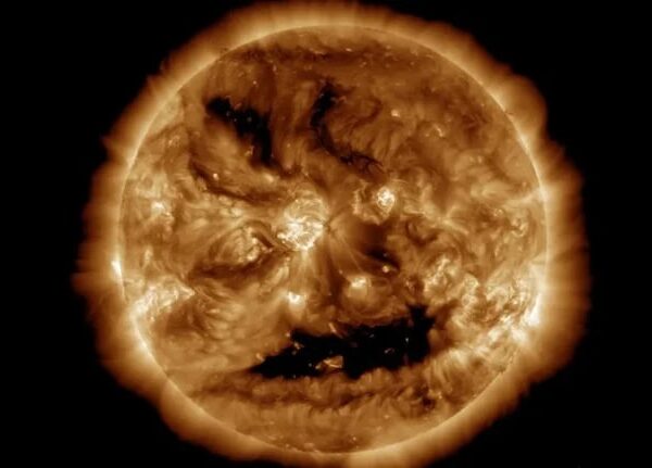 Технології - Сонце "усміхнулося": NASA показало моторошне обличчя зорі