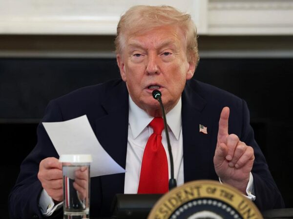 Новини світу - Трамп пояснив, що допомагає укладати мирні угоди