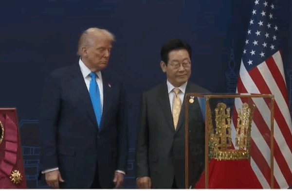 Новини світу - Трамп у Південній Кореї отримав копію золотої корони і найвищу нагороду