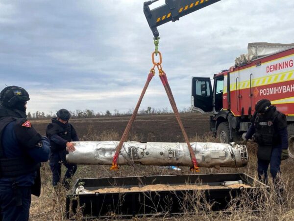Новини України - Тубус з нерозірваними авіаракетами РФ виявили в полі на Харківщині