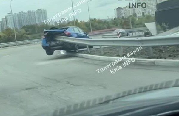 Новини Києва - У Києві авто насадилось на відбійник