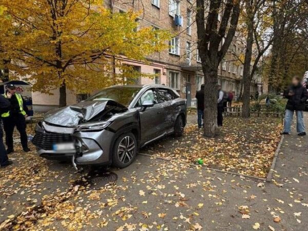 Новини Києва - У Києві авто після ДТП вилетіло на тротурар, постраждали діти