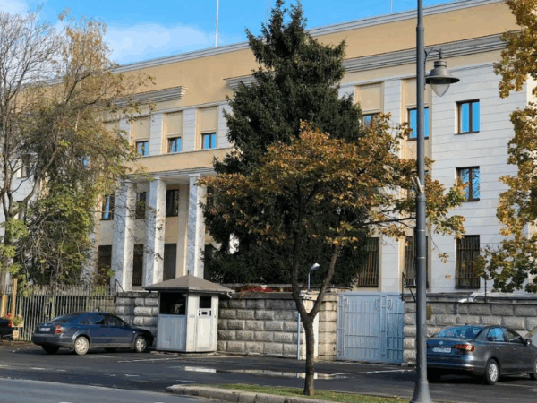 Новини світу - У Румунії чоловік намагався протаранити автомобілем ворота посольства РФ