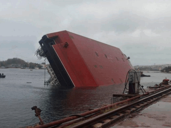 Новини України - У Севастополі перекинулося судно: є загиблі та багато постраждалих