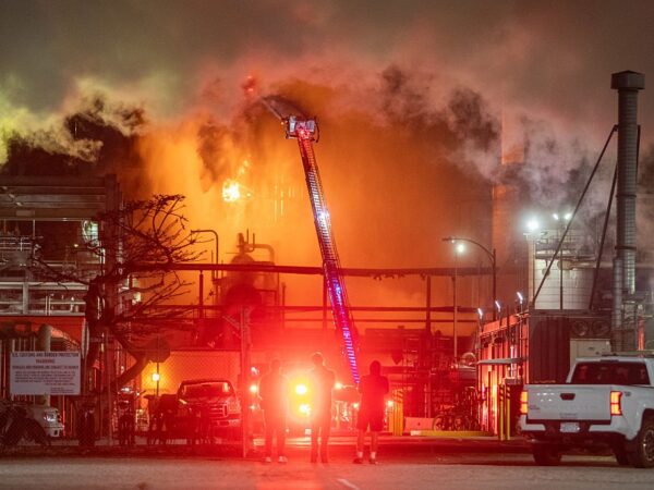 Новини світу - У США сталася масштабна пожежа на нафтопереробному заводі