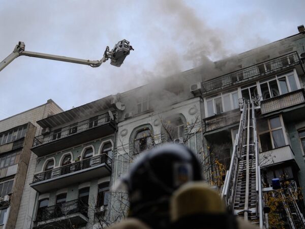 Новини Києва - У центрі Києва з вечора палає багатоповерхівка