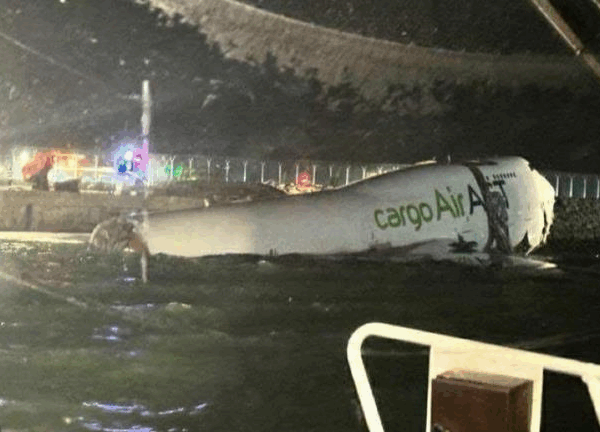 Новини світу - В аеропорту Гонконгу літак викотився у море, є загиблі