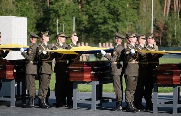 Новини України - В Україні ухвалили закон про перепоховання загиблих військових