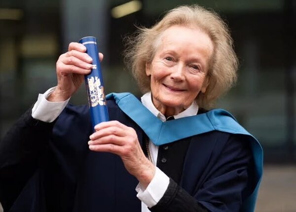 Новини світу - Жінка з Північної Ірландії завершила навчання, яке почала 70 років тому