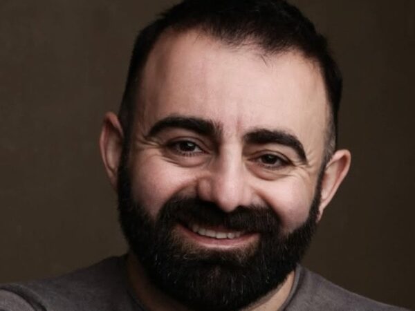 Новини культури - Актор Арам Арзуманян впав в оркестрову яму під час вистави