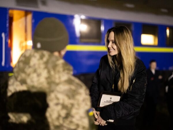 Новини культури - Анджеліна Джолі поділилася враженнями після візиту до України