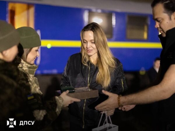 Новини України - Анджеліна Джолі залишила територію України