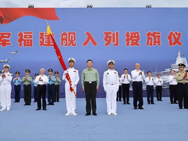 Новини світу - Армія Китаю отримала найпотужніший авіаносець