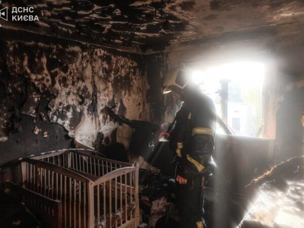 Новини Києва - Атака на Київ: рятувальник гасив власну квартиру