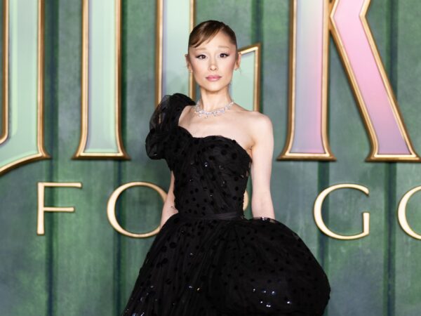 Новини культури - Блогер напав на Аріану Гранде на прем’єрі Wicked у Сінгапурі