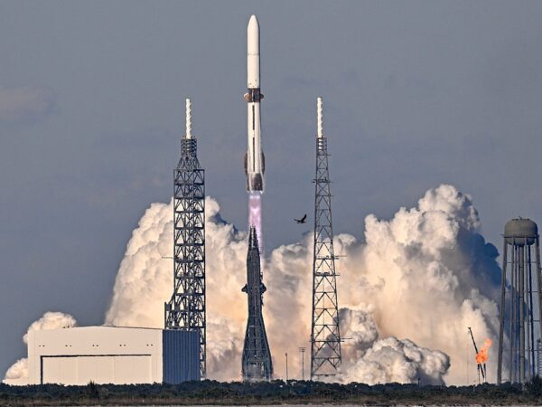 Технології - Blue Origin вперше зловила бустер ракети після запуску