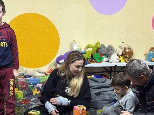 Новини України - Джолі в Україні: похід в ТЦК і зустріч з дітьми