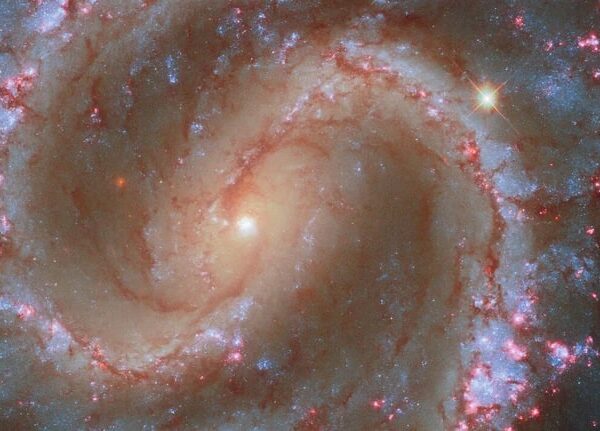 Технології - Хаббл показав таємничу спіральну галактику NGC 4535